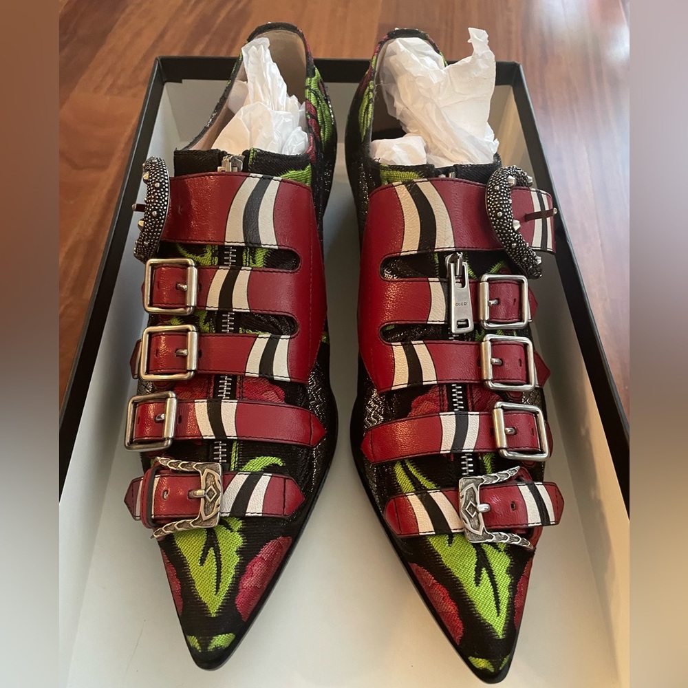 NIB Gucci Susan 20mm flat w buckles W36